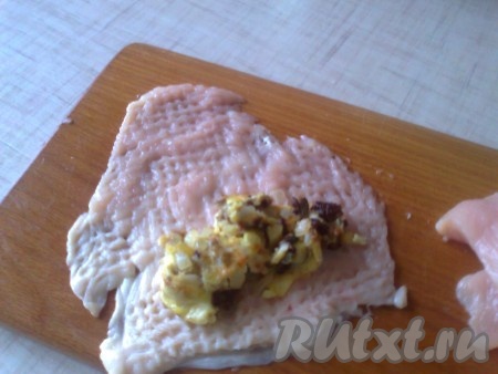 На каждый ломтик мяса выкладываем кусочек омлета
