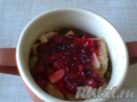 Вливаем в горшочки соус. Накрываем крышками и ставим в духовку разогретую до 180 градусов или если горшочки тонкие, то в холодную и разогреваем до 180 градусов. Готовим минут 25-30 до готовности картофеля.
