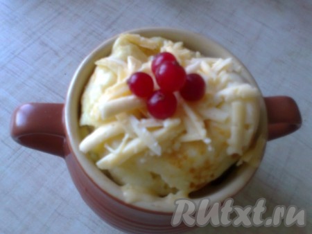 и при готовности картофеля выкладываем в горшочки. У меня получилось по 1 блинчику на горшочек, всего 4 блинчика. &nbsp;Посыпаем сверху сыром, украшаем клюквой.&nbsp;
