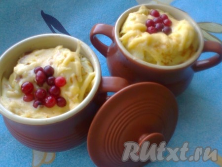 Ставим ещё раз в духовку без крышек, на 10-15 минут, при температуре 200 градусов до расплавления сыра. Вкусные и аппетитные&nbsp;куриные крученики в горшочках с белыми грибами и клюквенным соусом готовы.
