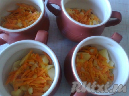 солим. Можно добавить по столовой ложке масла сливочного, по желанию. И добавляем жареный лук с морковью, солим.
