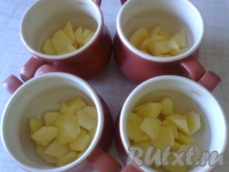 На растительном масле обжариваем морковь, натертую на крупной терке.&nbsp; Добавляем порезанную луковицу, обжариваем слегка 2-3 минуты, вливаем воду от грибов, кипятим пару минут.&nbsp; В горшочек&nbsp; кладем картофель, нарезанный небольшими кусочками,
