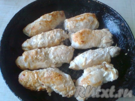 Рулетики обжариваем на растительном масле на сильном огне с двух  сторон до румяной корочки (до готовности доводить не нужно).