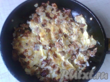 &nbsp; Яйца взбиваем, солим, вливаем к&nbsp; грибам и луку. Жарим омлет с двух сторон.