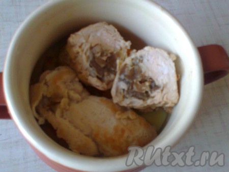 Выкладываем рулетики в горшочки.