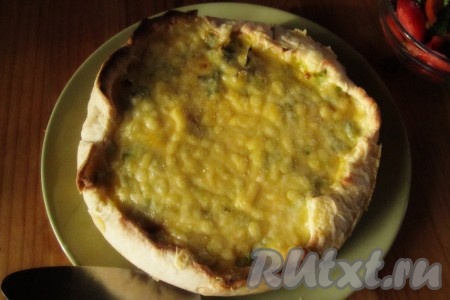 Наш ароматный и нежный пирог с луком-пореем и омлетом готов!