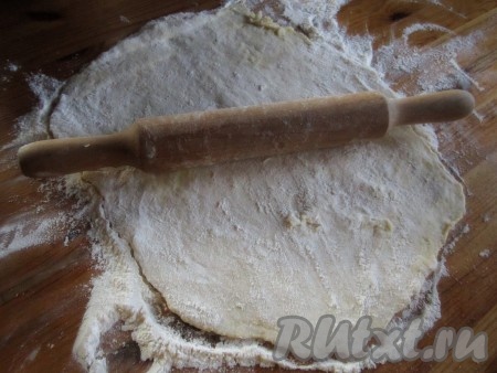 Когда тесто достаточно охладится, раскатаем его в тонкий пласт, подпыливая мукой. 