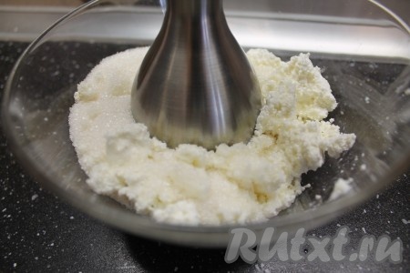 1. В миске взбиваем блендером творог с сахаром.