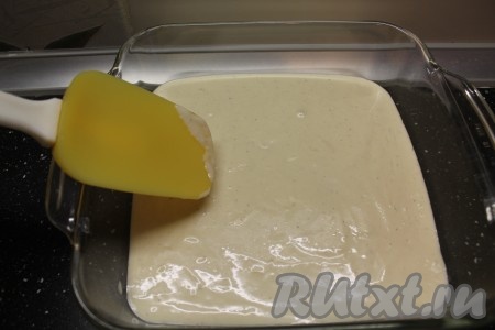 5. В форму наливаем творожную массу и разравниваем. Если у вас металлическая форма, её следует застелить пергаментом!
