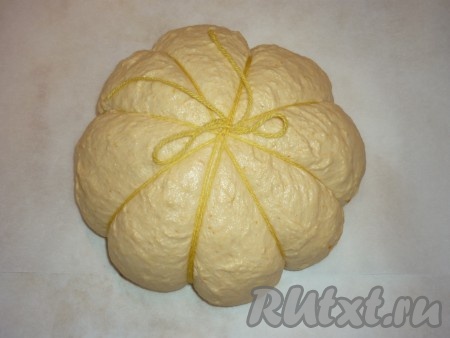 Обвязать тесто ниткой (как на фото) так, чтобы получилось восемь сегментов.&nbsp;