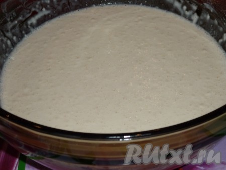 Тёплое молоко и воду смешать (температура смеси воды и молока должны быть, примерно, 40 градусов), добавить дрожжи, сахар и 3 столовых ложки муки, перемешать и оставить опару в тёплом месте на 10 минут (поверхность опары должна запузыриться - это говорит о том, что дрожжи заработали).