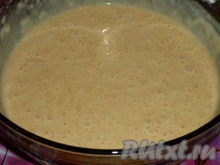 В миске, в которой будет замешиваться тесто, соединить яйцо, соль и растительное масло, перемешать, добавить подошедшую опару и остывшее тыквенное пюре, хорошо перемешать.
