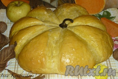 Выпекать в разогретой до 180 градусов духовке 45-50 минут. Затем выложить на решётку и дать остыть. Когда тыквенный хлеб остынет, удалить нитку.