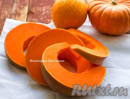 Тыкву разрезать, очистить от семян и кожицы, нарезать кусочками, залить небольшим количеством воды и сварить до мягкости. Воду слить.
