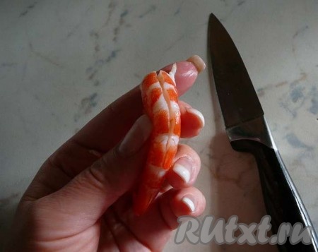 Варено-мороженные креветки разморозить при комнатной температуре и очистить от панциря. Острым ножом сделать надрез на спинке и аккуратно удалить ниточку кишечника. Часть креветок мелко нарезать и добавить в пюре, часть - нанизать на шпажку.
