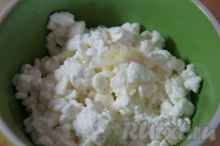 В миску выложить творог (в этот раз я взяла зернёный творог, но можно взять творог любой жирности и консистенции), добавить пропущенный через пресс чеснок.