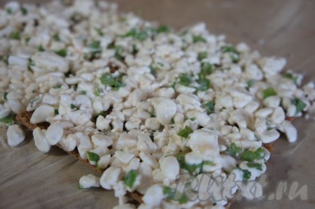 Поверх хлебцев, выложенных внахлёст, равномерно распределить получившуюся смесь из творога, оставить на несколько минут, чтобы хлебцы стали более эластичными.