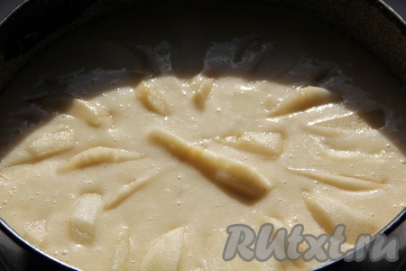 Форму для запекания смазать сливочным маслом и вылить в него тесто. Груши очистить от кожуры и семечек,&nbsp;нарезать дольками и выложить сверху на тесто, плотно друг к другу.
