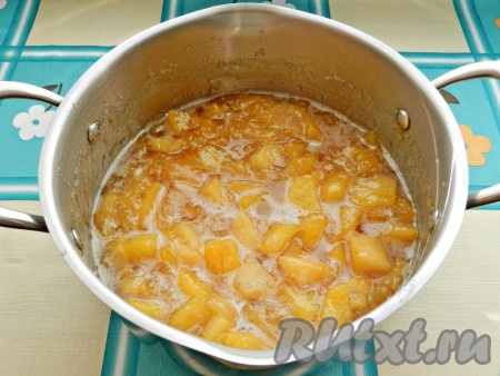 В процессе варки айва размягчится, образуется вкуснейший густой сироп.