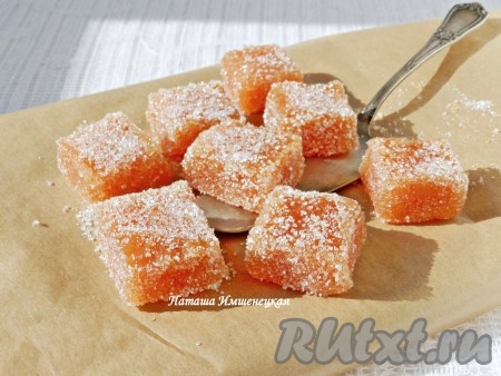 Затем вынуть мармелад из формы, нарезать на квадратики (или другой формы) обвалять в сахаре. Мармелад из айвы готов. Такой мармелад можно хранить в закрытой сухой стеклянной посуде всю зиму.