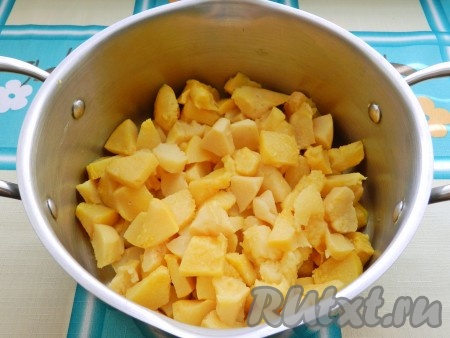 Затем воду слить, лимон убрать. Айву очистить от кожуры (она легко снимется) и нарезать небольшими кубиками.
