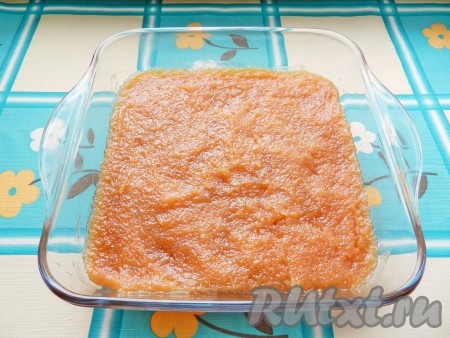 Горячий мармелад выложить в форму, лучше всего стеклянную или силиконовую, смазывать маслом или застилать бумагой не нужно. Оставить при комнатной температуре на 10-12 часов.