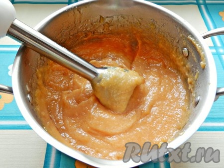 Затем снять с огня, протереть через сито или пюрировать блендером в однородную массу. Снова поставить на плиту и варить 15-20 минут на медленном огне, постоянно помешивая.
