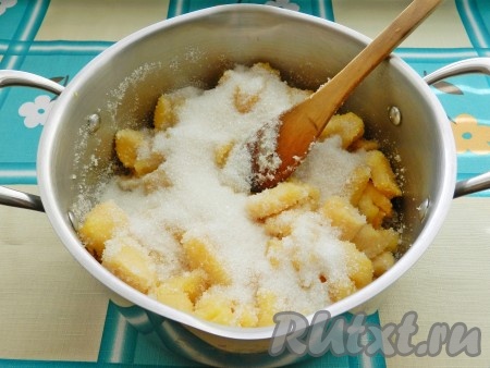 Всыпать сахар, перемешать и поставить на средний огонь.