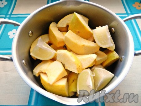 Айву разрезать, удалить сердцевину, нарезать крупными дольками. Половинку лимона разрезать на 4 части. Сложить в кастрюлю, влить 500 мл воды, довести до кипения и варить 20-30 минут до мягкости айвы.