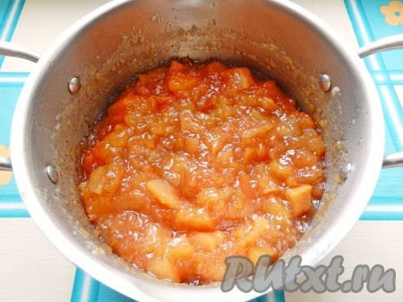  Варить айву в течение 1-1,5 часов, постоянно помешивая.