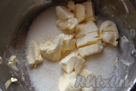 Сливочное масло растереть с сахаром.