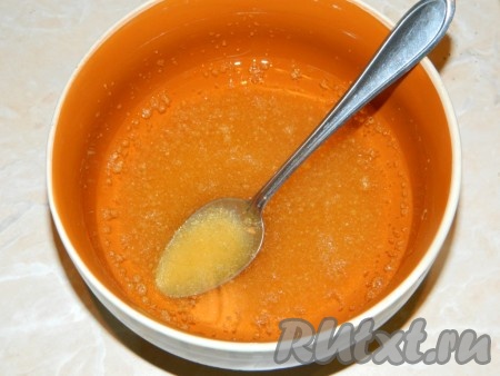 Для приготовления крема желатин залить водой и оставить на 30 минут.
