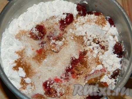 Если вишня замороженная, то разморозить. Для приготовления вишневого слоя смешать вишню, сахар, крахмал и корицу, поставить греться, постоянно помешивая. Нагревать до густоты.
