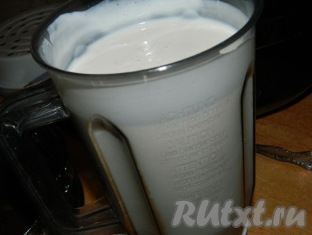 В блендере взбить творог, сахар, ванилин и йогурт. Набухший желатин нагреть, но не до кипения, только чтобы он растворился. И, не прекращая взбивать, ввести в крем.
