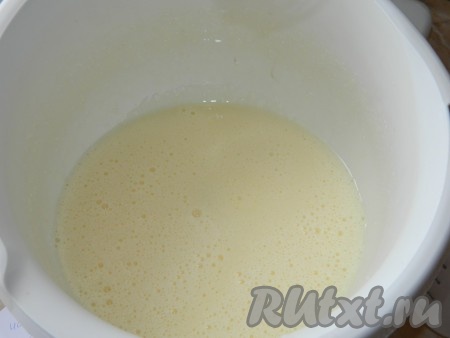 Для приготовления бисквита вместе взбить сахар, яйца и растительное масло.
