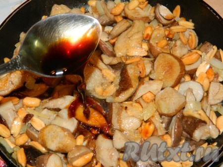 Добавляем соевый соус, сахар, перемешиваем и готовим ещё минуты 3.
