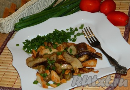 Грибы с курицей и арахисом