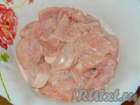 Добавляем порезанное куриное филе и перемешиваем.
