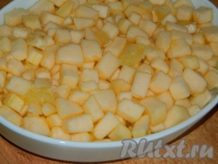 Лимон с тыквой засыпаем сахаром, перемешиваем, перекладываем в форму для запекания и накрываем фольгой. Ставим в разогретую до 180 градусов духовку на 20-40 минут (время запекания зависит от зрелости и сорта тыквы). Как только тыква стала мягкой (то есть легко прокалывается вилкой), значит десерт готов.