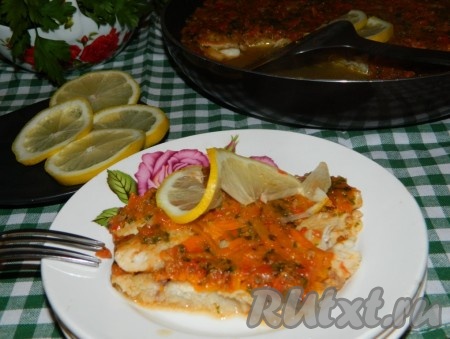 Сочную, нежную, очень вкусную тилапию, тушёную с овощами, подаём на стол горячей. По желанию блюдо можно украсить ломтиком лимона.