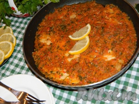 Сочную, нежную, очень вкусную тилапию, тушёную с овощами, подаём на стол горячей. По желанию блюдо можно украсить ломтиком лимона.