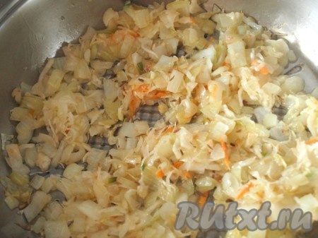 На подсолнечном масле немного обжариваем порезанный лук, затем добавляем квашеную капусту, специи, перемешиваем и готовим минут 5-10.
