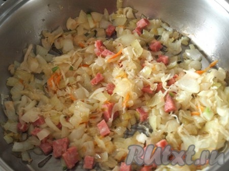 После этого добавляем нарезанную копчёную колбасу и обжариваем.