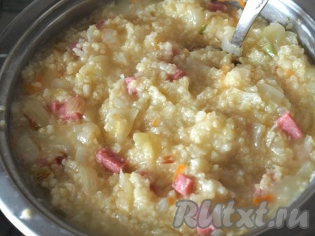 Пшено хорошо промываем несколько раз, заливаем кипятком и доводим до кипения. Воду сливаем и снова заливаем кипятком. Второй раз доводим до кипения и сливаем. Далее заливаем двумя стаканами кипятка, солим и варим на медленном огне около 20 минут.&nbsp;В пшенную кашу добавляем капусту &nbsp;с луком и колбасой, перемешиваем, накрываем крышкой, огонь выключаем. Укутываем кастрюлю полотенцем минут на 30.