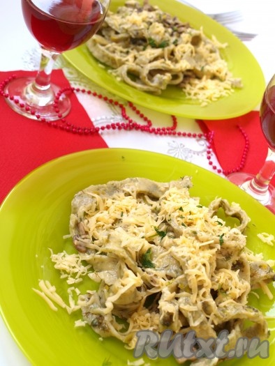 Разложить нашу вкусную, домашнюю пасту по тарелкам и посыпать сыром.