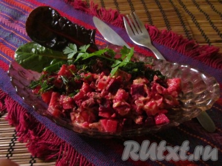 Салат заправьте майонезом, можно добавить также немного масла от печени трески для аромата. Попробуйте, достаточно ли в салате соли. Я не солила совсем, солёности печени и огурцов оказалось вполне достаточно. Вкусный салат с печенью трески и свёклой готов! Переложите его в салатник или сервируйте порционно и украсьте на свой вкус.