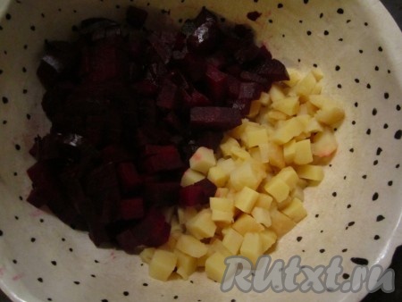 Корнеплоды нарежьте кубиками.