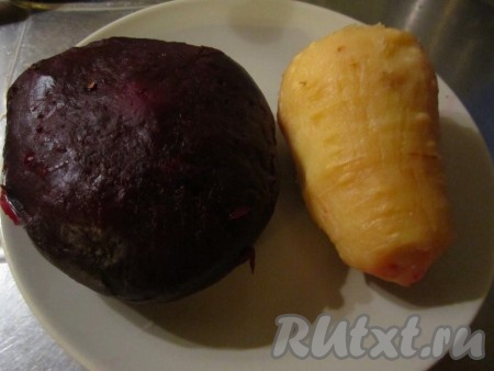 Очистите приготовленные свёклу и пастернак (или сельдерей) от кожицы.