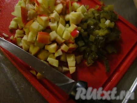 Яблоко очистите от сердцевины. Нарежьте яблоко и солёные огурчики мелкими кубиками.
