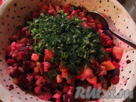 Смешайте в глубокой миске нарезанные свёклу, пастернак (сельдерей), яблоко и огурцы с печенью трески, добавьте укроп.